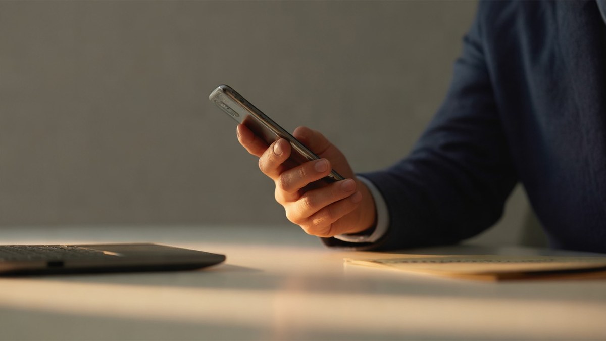 Vista previa de una propuesta comercial personalizada en un smartphone a través de una app de mensajería